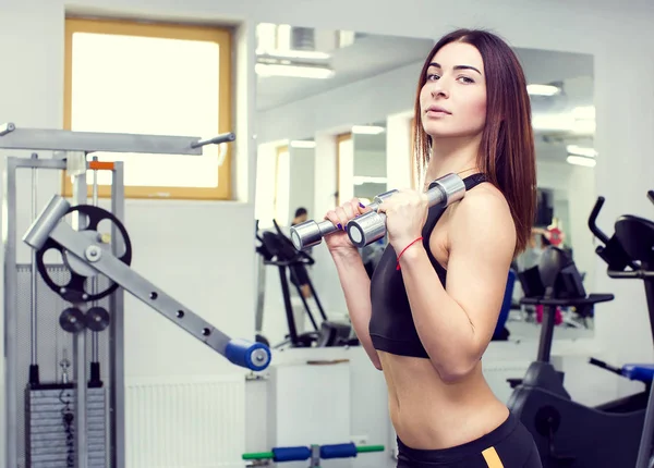 Meisje houdt zich bezig met sport — Stockfoto