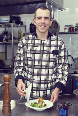 Restoran şefi yemek yemeği ile