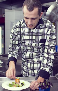 Restoran şefi yemek yemeği ile