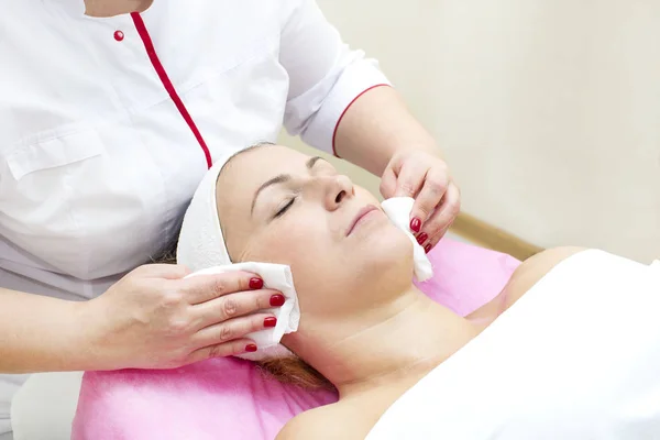 Prozess der Massage und Gesichtsbehandlung — Stockfoto