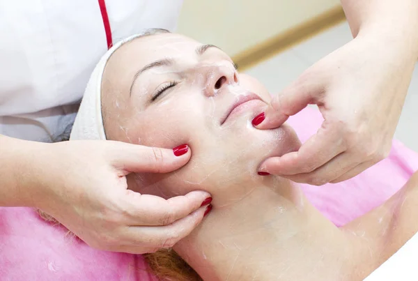 Proceso de masaje y tratamientos faciales — Foto de Stock