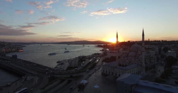 Рассвет над городом Стамбул панорамный — стоковое видео