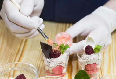 Mini kanepeler et ve sebze yemek