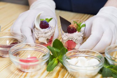 Mini kanepeler et ve sebze yemek