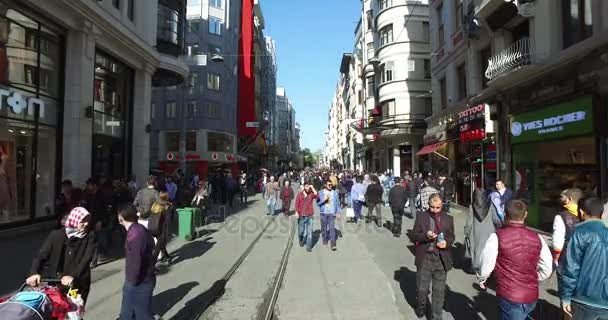 Pěší zóna ulice Istiklal města — Stock video