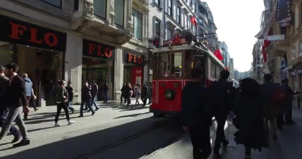 Pěší zóna ulice Istiklal města — Stock video