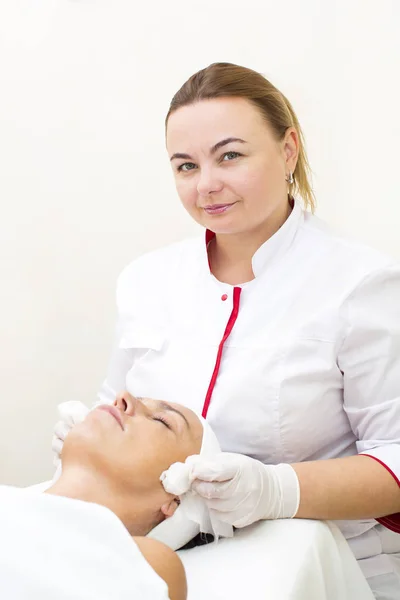 Proceso de masaje y tratamientos faciales —  Fotos de Stock