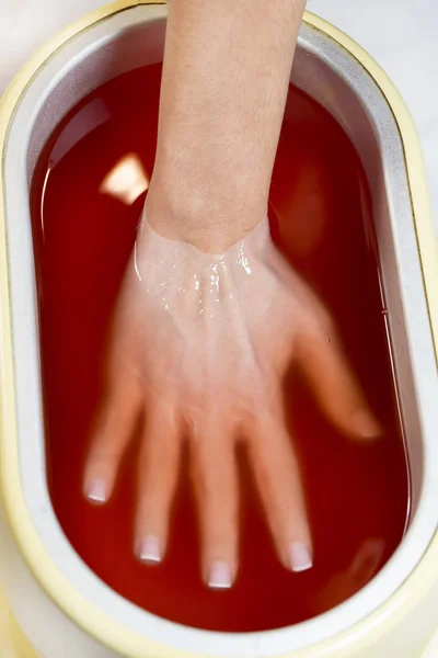 Processo de tratamento de parafina das mãos femininas — Fotografia de Stock