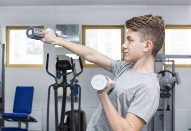 spor salonunda yapan çocuk