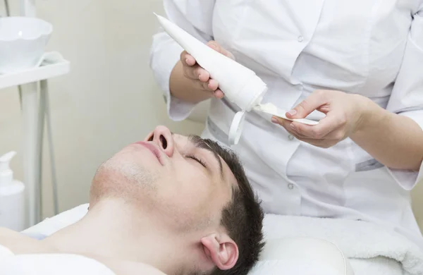 Hombre en el procedimiento cosmético máscara —  Fotos de Stock