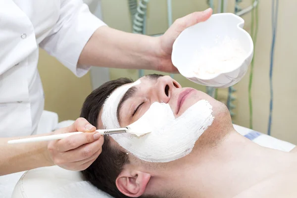 Uomo nella procedura cosmetica maschera — Foto Stock