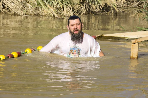 Peregrino de mediana edad pasa el bautismo en el río Jordán — Foto de Stock