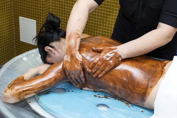 咖啡巧克力按摩过程中的女人 — 图库照片