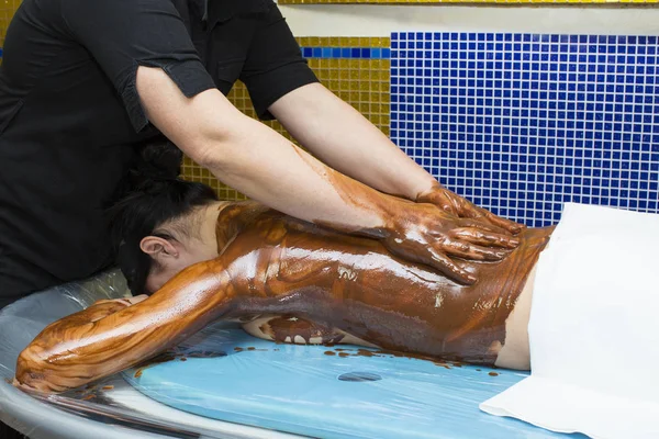 Woman during coffee chocolate massage procedure — Stock Photo, Image