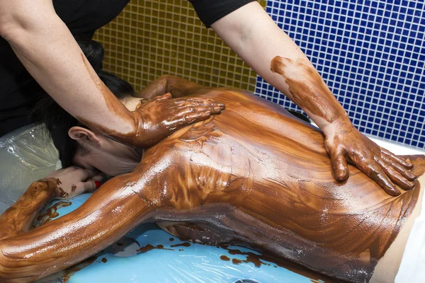 Mulher durante o procedimento de massagem de chocolate café Imagem De Stock
