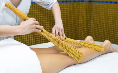 Bambu çubuklarıyla masaj
