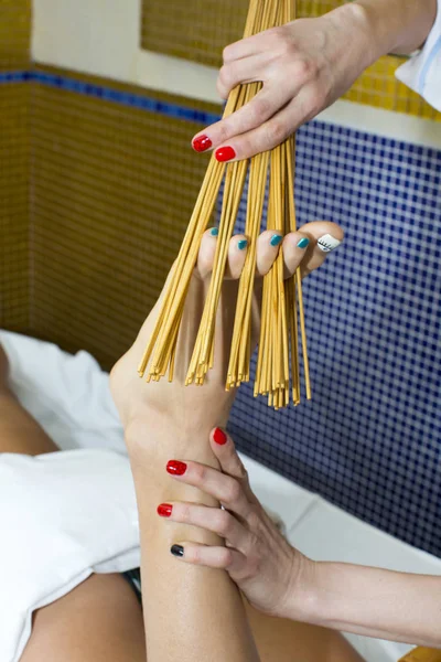 Massage mit Bambusstäben — Stockfoto