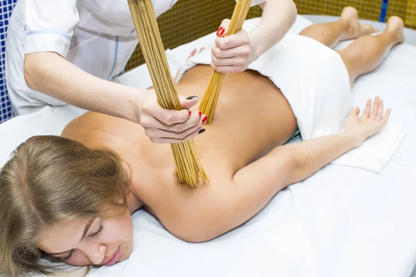 Massaggio con bastoncini di bambù — Foto Stock