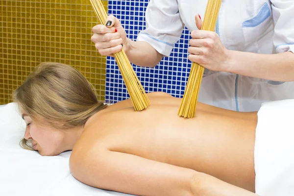 Massage mit Bambusstäben — Stockfoto