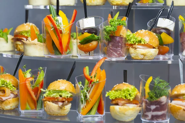 Mini sobremesas e canapés de carne lanches vegetais — Fotografia de Stock