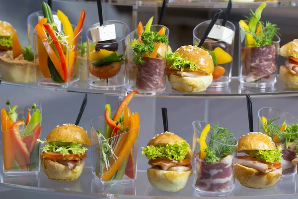 Mini sobremesas e canapés de carne lanches vegetais — Fotografia de Stock