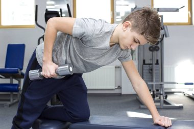 Genç çocuk nişanlı