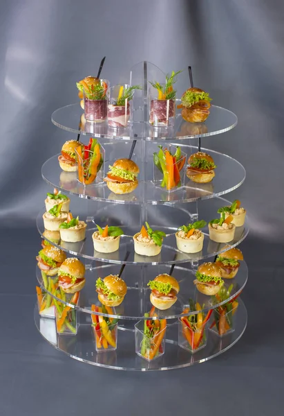 Mini desserts en vlees canapeetjes plantaardige snacks — Stockfoto