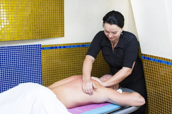 Tratamentos de bem-estar massagem esportiva — Fotografia de Stock