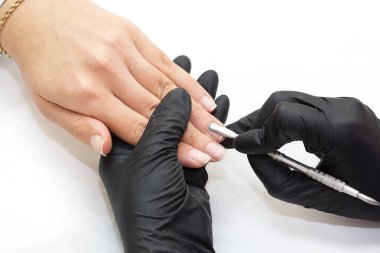 Manikür yapan kadın.