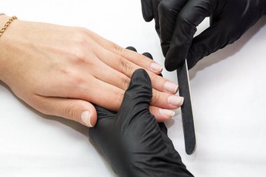 Manikür yapan kadın.