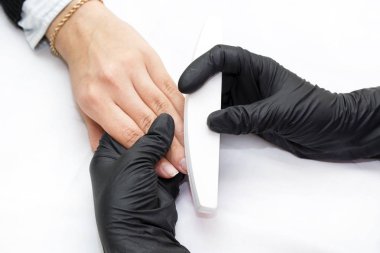 Manikür yapan kadın.