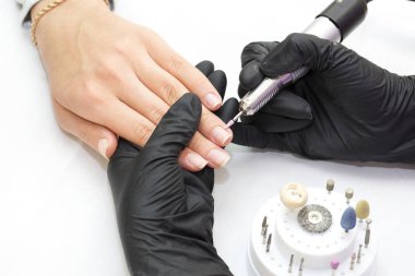 Manikür yapan kadın.