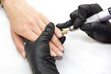 Manikür yapan kadın.