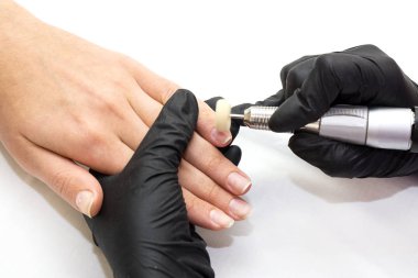 Manikür yapan kadın.