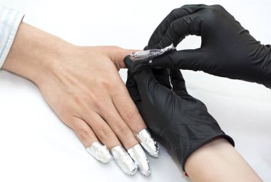 Manikür yapan kadın.