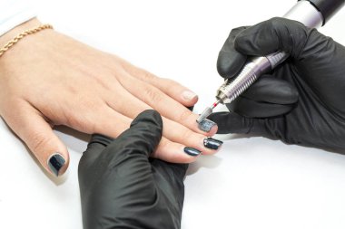 Manikür yapan kadın.