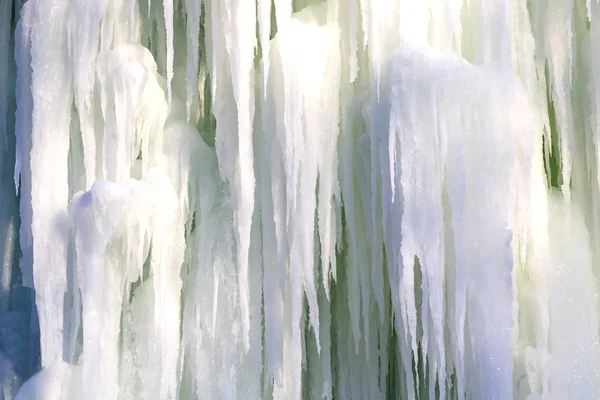 Eiszapfen gefrorener Brunnen — Stockfoto