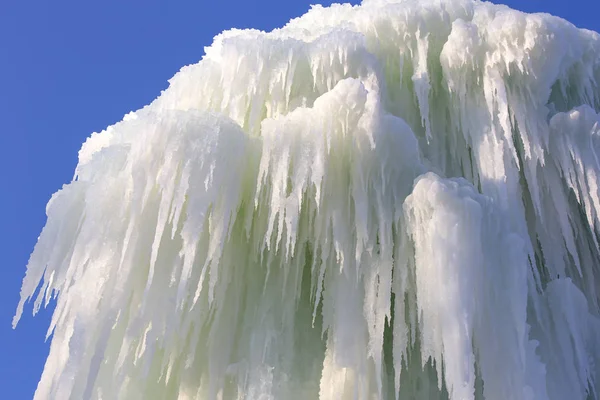 Icicles παγωμένο συντριβάνι — Φωτογραφία Αρχείου