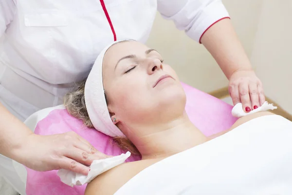 Massaggio e trattamenti viso nel salone di bellezza — Foto Stock