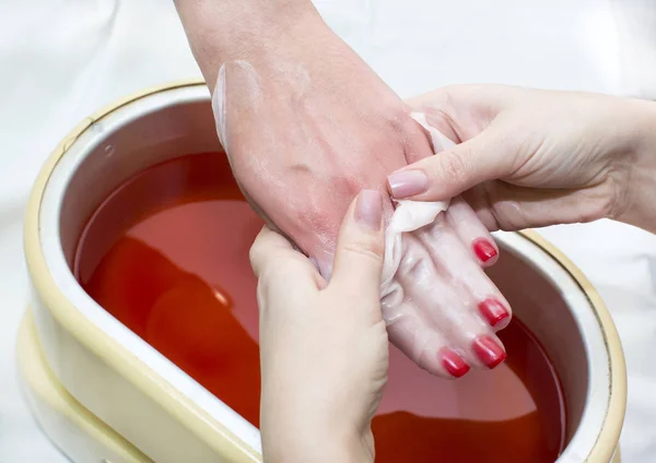 Processo de tratamento de parafina das mãos femininas — Fotografia de Stock