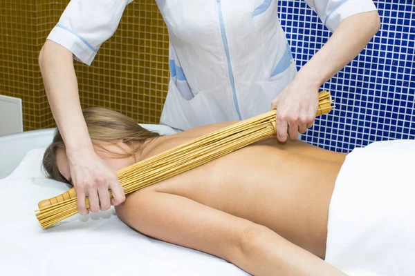 Japanische Massage mit Bambusstäben — Stockfoto