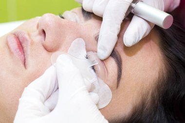 Kadın kirpik uzantıları için yordam,