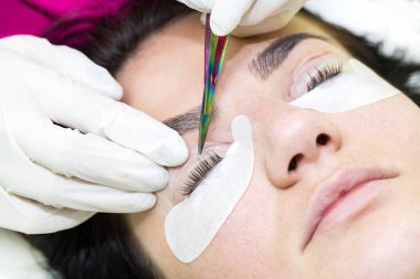 Kadın kirpik uzantıları için yordam,