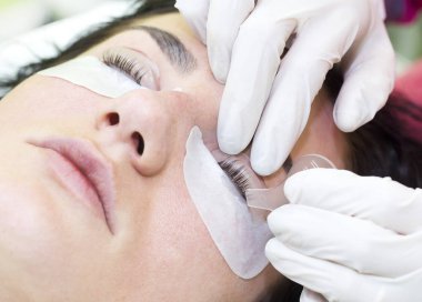 Kadın kirpik uzantıları için yordam,