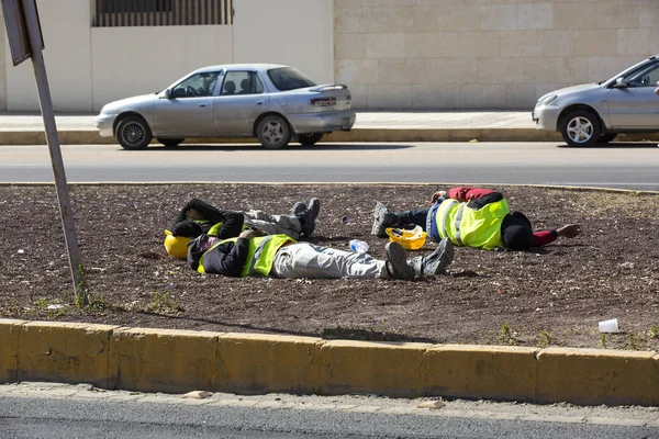 Trabalhadores da construção civil que descansam na rua à hora do almoço — Fotografia de Stock