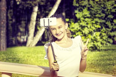 Kız selfie telefon yapıyor 