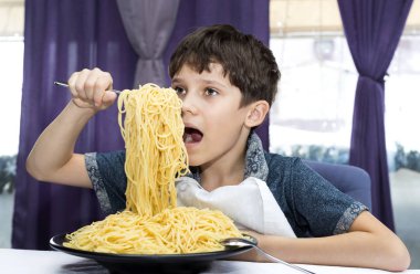 İştah açıcı yiyor spagetti çocuktur