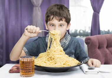 İştah açıcı yiyor spagetti çocuktur