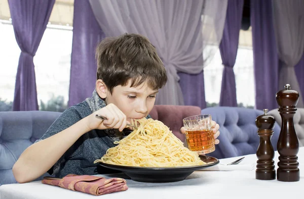 Мальчик кушает спагетти. — стоковое фото