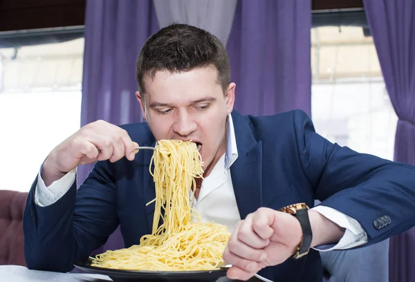 Mężczyzna jedzenie spaghetti — Zdjęcie stockowe